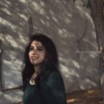 Aima Rosmy Sebastian Instagram - A Stroll by the Seef ✨ P.C @framesbyshrekha 📸 Wardrobe @amazebyashiyajesel 👗 .. . . . . . . . . . #instagood #instapost #instagram #instatrend #fashionblogger #story #storytime #dubai Al Seef Heritage Souq