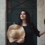 Aima Rosmy Sebastian Instagram - A Stroll by the Seef ✨ P.C @framesbyshrekha 📸 Wardrobe @amazebyashiyajesel 👗 .. . . . . . . . . . #instagood #instapost #instagram #instatrend #fashionblogger #story #storytime #dubai Al Seef Heritage Souq