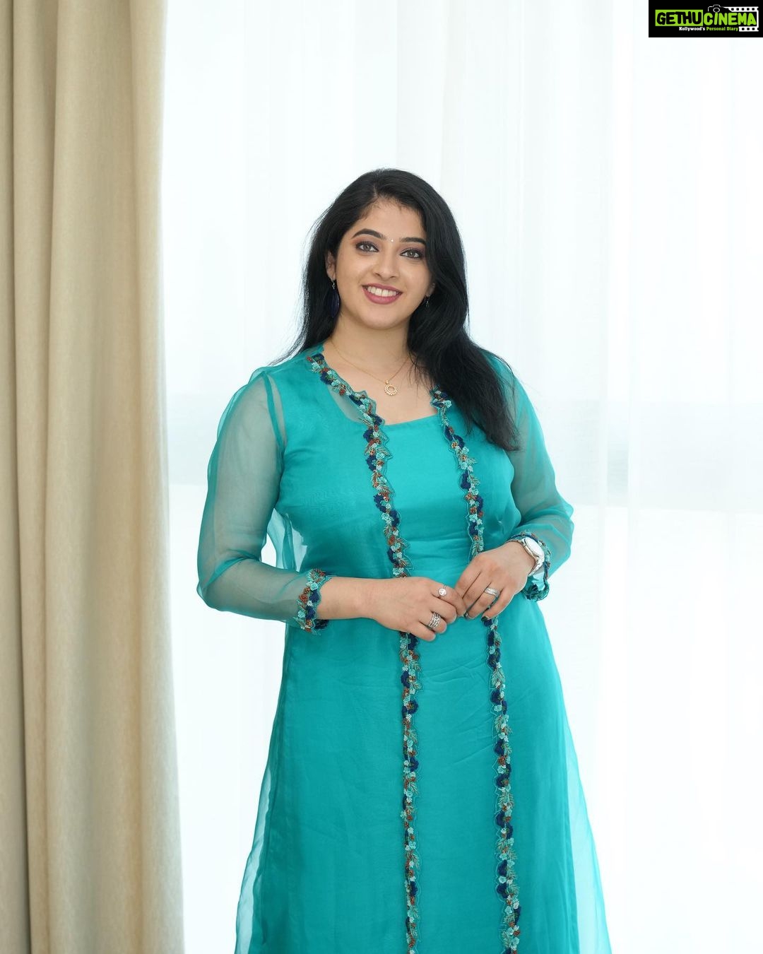 Aima Rosmy Sebastian Instagram - Cling to this vibrant PEACOCK color overcoat salwar set🦚❤️🦚 Perfect outfit for the season!!! Wardrobe @tazzels3 👗 Click by @vineethphotos 📸 . . . . . . . . . . . . . . . . . #fashion #instafashion #instagram #fashiondaily #instadaily #instamood #instalove #blogger #fashionblogger #trending #fashiontrends #trendingpost #trendingcolor Muweillah Comercial, Sharjah UAE