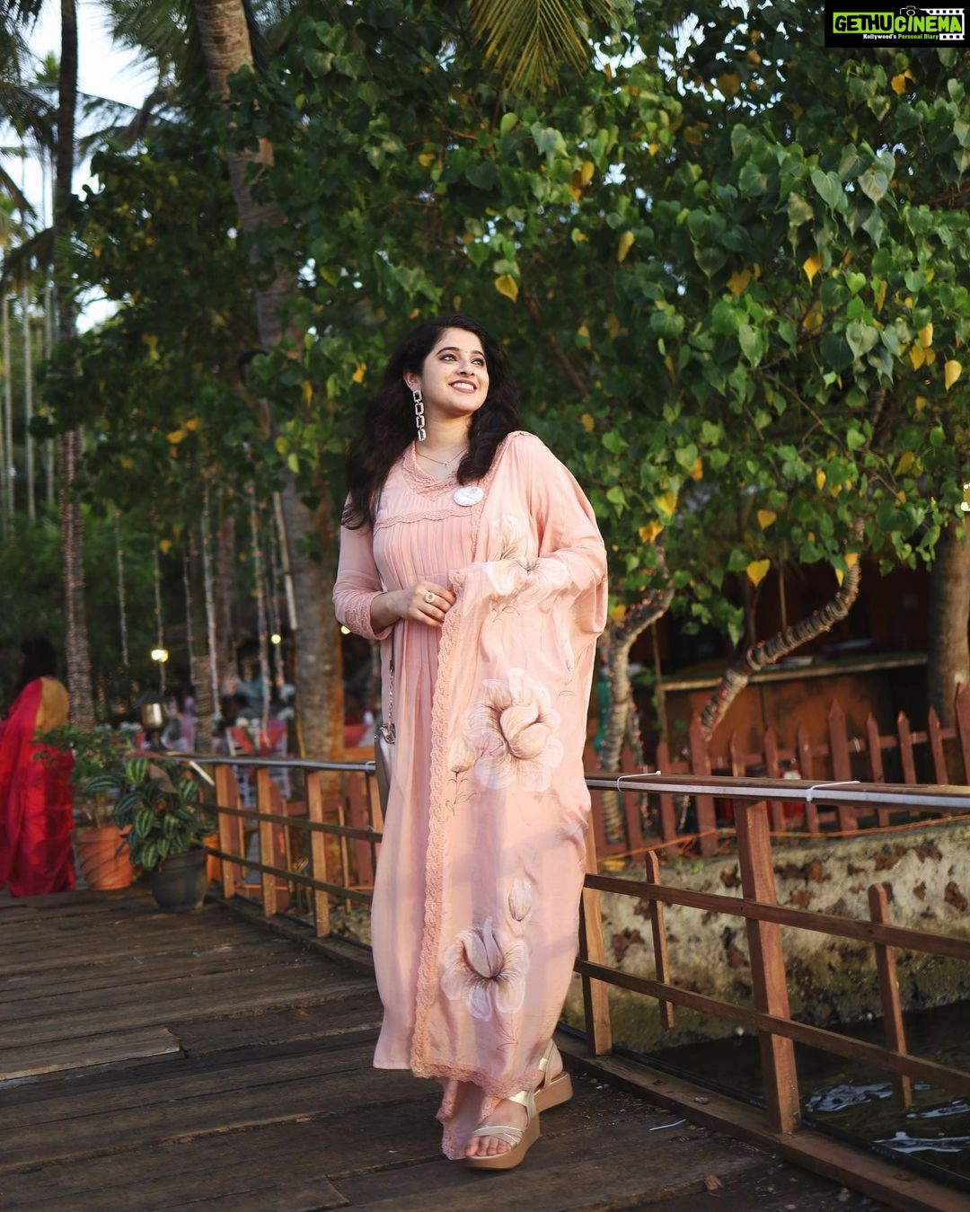 Aima Rosmy Sebastian Instagram - Beautifully handpainted Daffodil 🌼 flowers !!! Thank you @tazzels3 Tazzels3 for this customized handpainted salwar. Click by @premsampaul 📸 Kollam