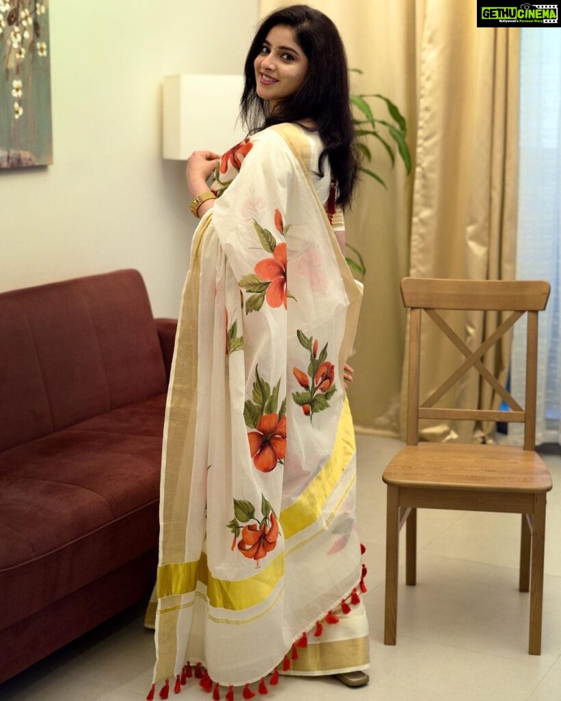 Aima Rosmy Sebastian Instagram - Onam Series✨🌸 Thank you so much @t3.tfab for this beautiful saree ✨ Click by @framesbyshrekha 📸 Wardrobe @t3.tfab & @tazzels3 👗 Jewels by @moonsilvertrading 💍 Sharjah