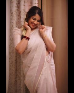 Aima Rosmy Sebastian Instagram - Making this onam cuter 🤩🌸

Attire @samrudhi_official 🥻