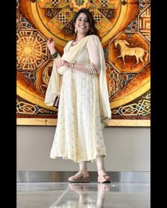 Aima Rosmy Sebastian Instagram - Never ending Onam Celebrations in UAE ✨ 

Attire @alankriti_insta 👗
Henna by @henna_by_haaria ✨