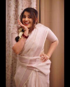 Aima Rosmy Sebastian Instagram - Making this onam cuter 🤩🌸

Attire @samrudhi_official 🥻