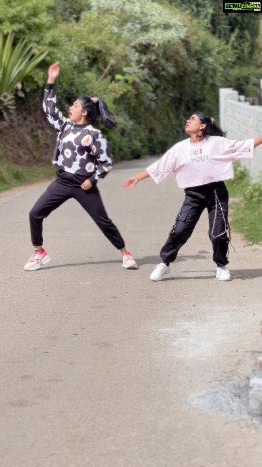 Aishu Instagram - Dancing with this energy bomb π£ @alhena_ads Choreography *@amul_a_j Video credits *@shyji_ads #aishuads #alhenaads #reelsinstagram #dancereels #reelsvideo #reelitfeelit #reelsindia #videogram #reelingitin #dancersofinstagram #dancechallenge