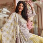 Aishwarya Sakhuja Instagram - Blooming…with grace🌼 . . 👗: @thebairaas . . #diwalitime #festiveseason #peace #happiness #goodtimes #goodvibes #aishwaryasakhuja