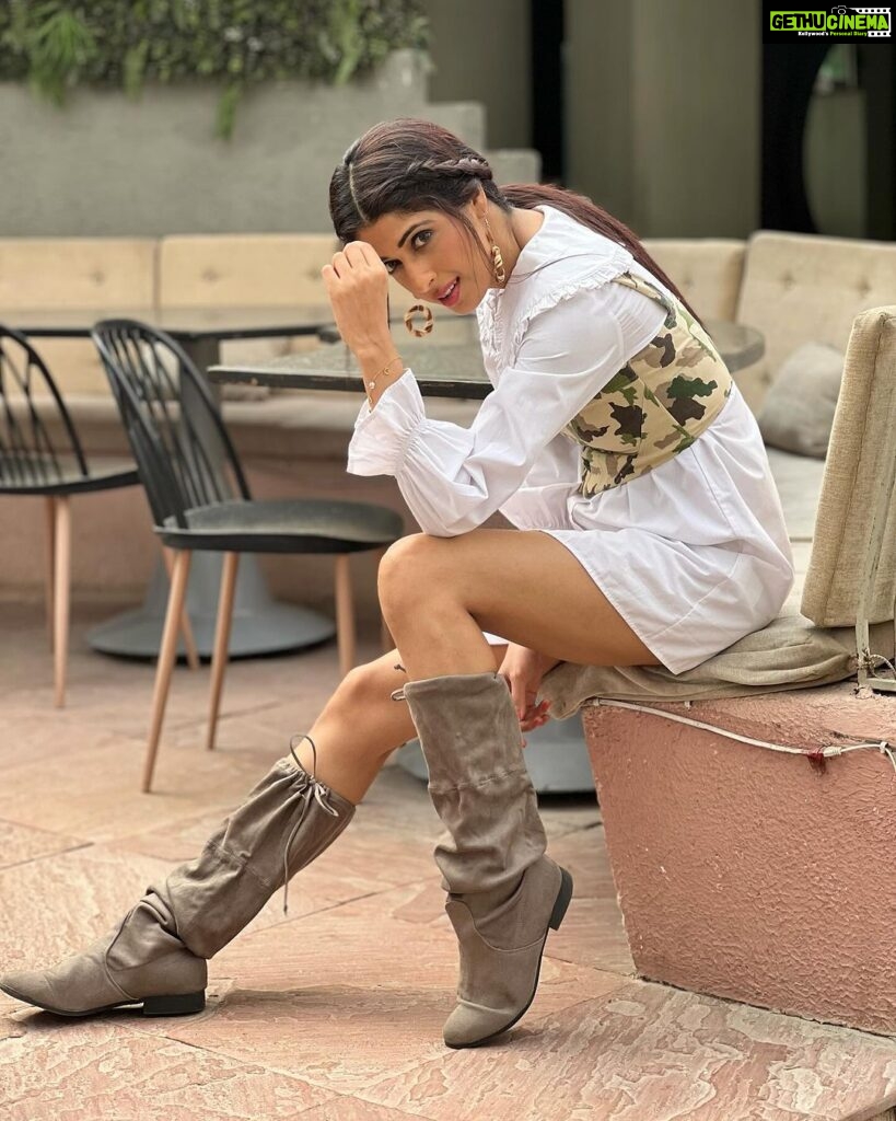 Aishwarya Sakhuja Instagram - Some vintage vibes with a hint of modernity…because staying updated and sticking to our roots is equally important! . . 📍: @vloungedeckbytochl . . #vintage #modern #vibes #weekend #fyp #ootd #potd #aishwaryasakhuja