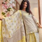 Aishwarya Sakhuja Instagram - Blooming…with grace🌼 . . 👗: @thebairaas . . #diwalitime #festiveseason #peace #happiness #goodtimes #goodvibes #aishwaryasakhuja