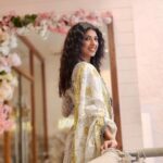 Aishwarya Sakhuja Instagram - Blooming…with grace🌼 . . 👗: @thebairaas . . #diwalitime #festiveseason #peace #happiness #goodtimes #goodvibes #aishwaryasakhuja
