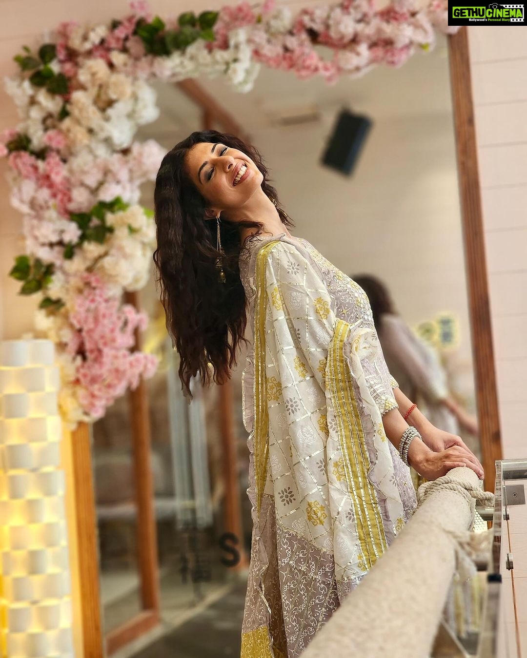 Aishwarya Sakhuja Instagram - Blooming…with grace🌼 . . 👗: @thebairaas . . #diwalitime #festiveseason #peace #happiness #goodtimes #goodvibes #aishwaryasakhuja