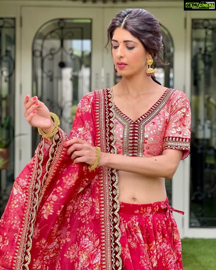 Aishwarya Sakhuja Instagram - Diwali Red-dy ❤️🪔 . . Outfit: @ethnicplus.in Styled by: @yourstylistforever . . #diwali #diwalivibes #positivity #goodtimes #festivewear #aishwaryasakhuja