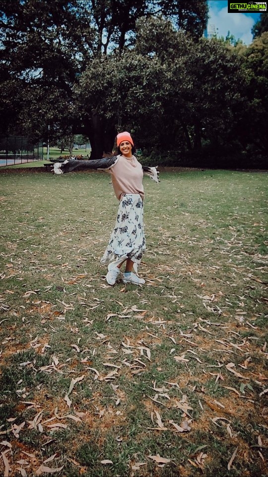 Aishwarya Sakhuja Instagram - Issa Vibe 🫶 One thing that I can do all day everyday which gives me immense peace, making my heart dance with joy is spending time with myself in a park...be it taking a walk, or just sitting on a bench watching the busy streets! . . #melbourne #majormissing #park #garden #reels #trendingreels #aishwaryasakhuja