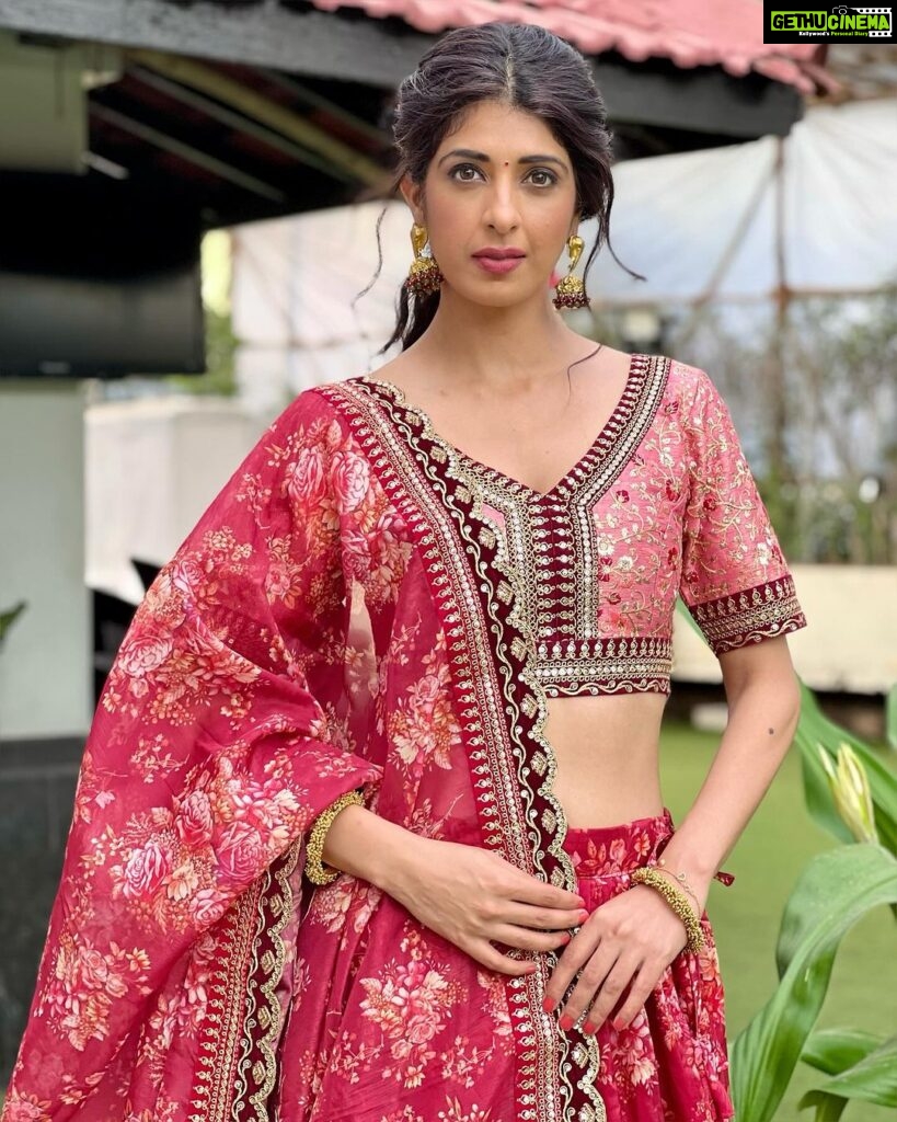 Aishwarya Sakhuja Instagram - Diwali Red-dy ❤🪔 . . Outfit: @ethnicplus.in Styled by: @yourstylistforever . . #diwali #diwalivibes #positivity #goodtimes #festivewear #aishwaryasakhuja