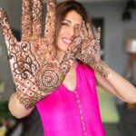 Aishwarya Sakhuja Instagram - Iss Bhookhi Suhagan ko Chand aur gift dono ka interzaar hai. . . #karwachauth #mehendi #bride #suhagan #reels #reelitfeelit #aishwaryasakhuja