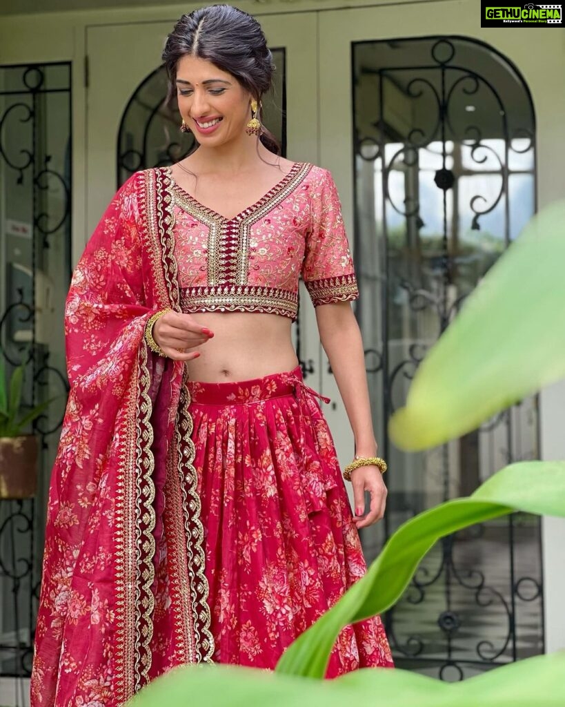 Aishwarya Sakhuja Instagram - Diwali Red-dy ❤️🪔 . . Outfit: @ethnicplus.in Styled by: @yourstylistforever . . #diwali #diwalivibes #positivity #goodtimes #festivewear #aishwaryasakhuja