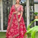 Aishwarya Sakhuja Instagram - Diwali Red-dy ❤️🪔 . . Outfit: @ethnicplus.in Styled by: @yourstylistforever . . #diwali #diwalivibes #positivity #goodtimes #festivewear #aishwaryasakhuja