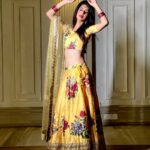 Aishwarya Sakhuja Instagram - May good always prevail over evil and may the truth always be victorious. Wishing you and your loved ones a very Happy Dussehra! ✨💛 . . Location: @bageecha_bytochl Outfit: @ethnicplus.in Styled by: @yourstylistforever . . #dussehra #dussehra2023 #festivetime #fashiongram #aishwaryasakhuja