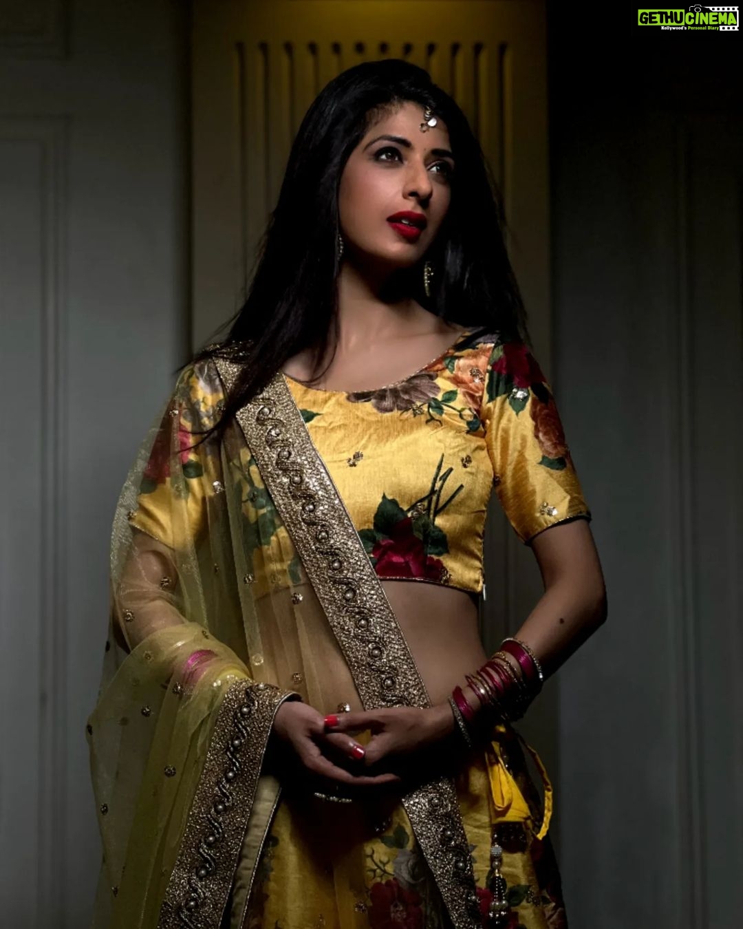 Aishwarya Sakhuja Instagram - May good always prevail over evil and may the truth always be victorious. Wishing you and your loved ones a very Happy Dussehra! ✨💛 . . Location: @bageecha_bytochl Outfit: @ethnicplus.in Styled by: @yourstylistforever . . #dussehra #dussehra2023 #festivetime #fashiongram #aishwaryasakhuja