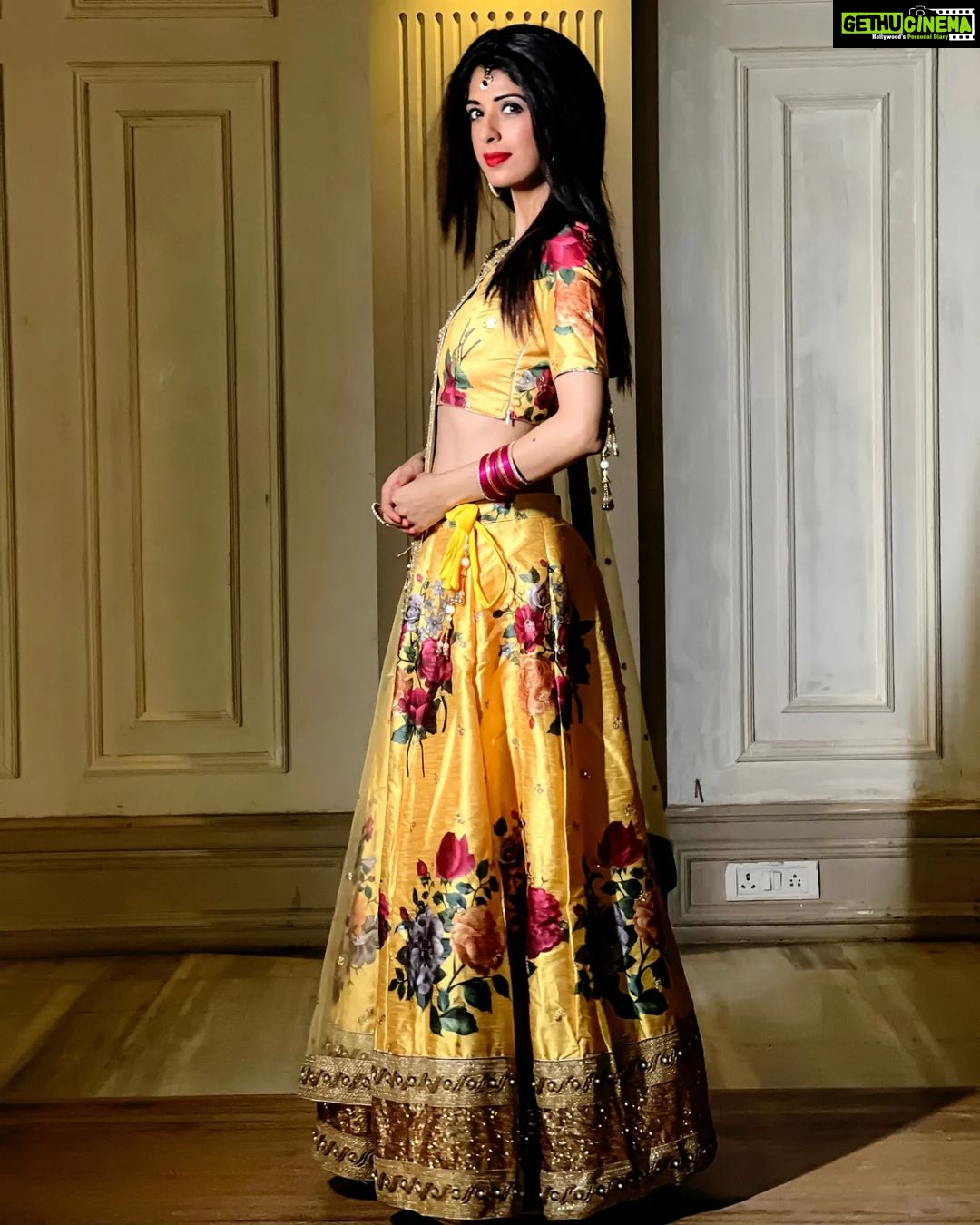 Aishwarya Sakhuja Instagram - May good always prevail over evil and may the truth always be victorious. Wishing you and your loved ones a very Happy Dussehra! ✨💛 . . Location: @bageecha_bytochl Outfit: @ethnicplus.in Styled by: @yourstylistforever . . #dussehra #dussehra2023 #festivetime #fashiongram #aishwaryasakhuja