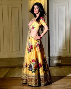 Aishwarya Sakhuja Instagram - May good always prevail over evil and may the truth always be victorious. Wishing you and your loved ones a very Happy Dussehra! ✨💛 . . Location: @bageecha_bytochl Outfit: @ethnicplus.in Styled by: @yourstylistforever . . #dussehra #dussehra2023 #festivetime #fashiongram #aishwaryasakhuja