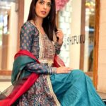 Aishwarya Sakhuja Instagram – Trying to make the Laal Dupatta Fly 🕊️
.
.
👗: @thebairaas 
.
.
#indianwear #lookbook #fashiongram #aishwaryasakhuja