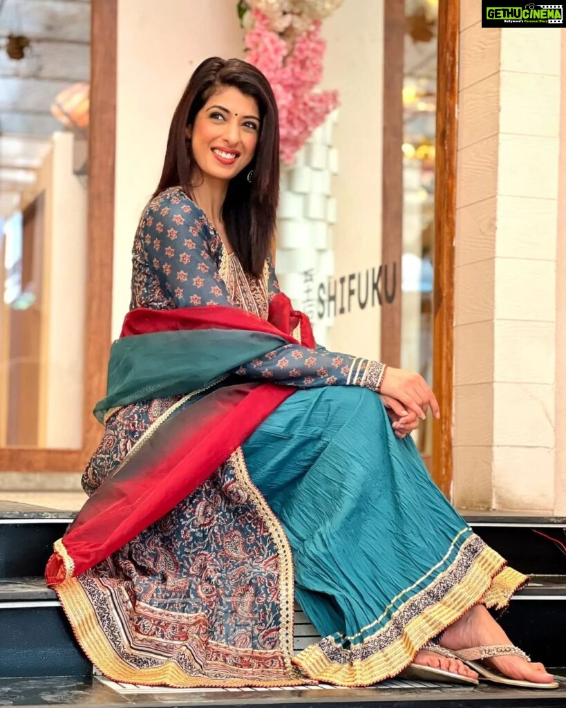Aishwarya Sakhuja Instagram - Trying to make the Laal Dupatta Fly 🕊️ . . 👗: @thebairaas . . #indianwear #lookbook #fashiongram #aishwaryasakhuja