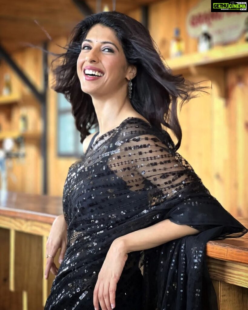 Aishwarya Sakhuja Instagram - Saree, Sequins and Smiles ✨ . . 📍: @thegameranch . . #saree #sequins #ootd #fridayvibes #indianwear #indianlook #aishwaryasakhuja