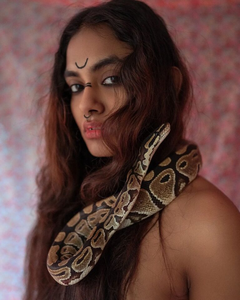 Aiswarya Suresh Instagram - Shot by @koshi____ 💚 ( Yes it's a real python of @kevin_antony_ ) Kerala