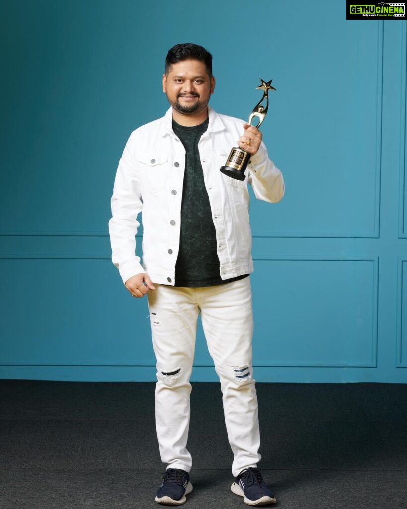 Ajaneesh Loknath Instagram - Lights, flash, and applause! @b_ajaneesh showcases his SIIMA award for the Best Music Director award! #NEXASIIMA #DanubeProperties #A23Rummy #HonerSignatis #Flipkart #ParleHideAndSeek #LotMobiles #SouthIndiaShoppingMall #TruckersUAE #SIIMA2023 #A23SIIMAWeekend #SouthIndianAwards #Docile #SIIMAinDubai Danube Properties Presents A23 SIIMAWEEKEND in Dubai