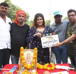 Akanksha Awasthi Instagram - Muhurat Of Accidental Dulha 🎥 🎬 
.
Banner : Aks Pathshala Entertainment 
Producer : Vivek Kumar 
Director : Anand Singh 
DOP : Ayub Ali Khan 
.
.
.
#newmovie #shooting #bhojpuri #bhojpuri_song #bhojpurireels