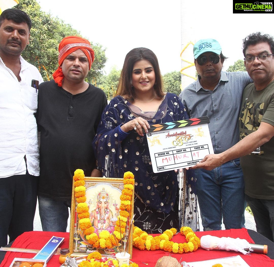Akanksha Awasthi - 8.9K Likes - Muhurat Of Accidental Dulha 🎥 🎬
.
Banner : Aks Pathshala Entertainment
Producer : Vivek Kumar
Director : Anand Singh
DOP : Ayub Ali Khan
.
.
.
#newmovie #shooting #bhojpuri #bhojpuri_song #bhojpurireels