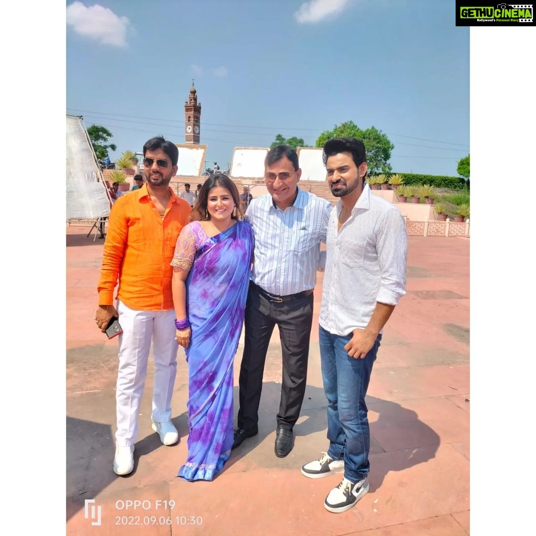 Akanksha Awasthi Instagram - "अक्स पाठशाला इंटरटेनमेंट" के बैनर तले बन रही नई भोजपुरी फिल्म का मुहूर्त सोमवार को लखनऊ के कुड़िया घाट में दिनेश सहगल जी के हाथों हुआ। इस फिल्म के निर्माता विवेक कुमार, निर्देशक बॉबी सिंह व लेखक राजेश बेरी हैं। फिल्म का छायांकन अनिल डंडा, और नृत्य निर्देशन कानू मुखर्जी जी ने किया हैं। फिल्म की मुख्य भूमिका में अवधेश मिश्रा, आदित्य ओझा और आकांक्षा अवस्थी जी हैं। Bhojpuri film Muhurta in Kudiyaghat , Uttar Pradesh's Lucknow. Which is being produced under the banner of "AKS Pathshala Entertainment", produced by Vivek Kumar and starring Awdhesh Mishra, Aditya Ojha and Akanksha Awasthi in the lead roles. The director of the film is Bobby Singh and writer Rajesh Beri, along with the cinematography of the film by Anil Danda and choreography by kanu mukherjee. Chief guest - Dinesh Sahgal. . . . . #bhojpuri #bhojpurihot #bhojpuriqueen #bhojpuricinema #भोजपुरिया #bhopuriactress #new #bhojpuripost #instagram #instagood #film #filmmaking #me #actress #superstar #movies #भोजपुरी Lucknow, Uttar Pradesh
