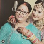 Akanksha Awasthi Instagram - माँ का अर्थ बहुत सारा प्यार माँ का अर्थ अकारण ही दुलार माँ का अर्थ पसंदीदा खाना माँ का अर्थ हाथ से खिलाना माँ का अर्थ परीक्षा में दही चीनी माँ का अर्थ रोटी की खुशबू भीनी माँ का अर्थ बिन थकान के काम माँ का अर्थ सबकी सेवा बिन आराम माँ का अर्थ अपनी जगह पर हर सामान माँ का अर्थ अतिथि का सम्मान माँ का अर्थ हर मुश्किल में प्रेरणा माँ का अर्थ बालों में हाथ फेरना माँ का अर्थ पापा से बात की कड़ी माँ का अर्थ हर पल साये सी खड़ी माँ का अर्थ दीवाली पर पकवान माँ का अर्थ हर त्योहार की जान माँ का अर्थ जोर से डांट माँ का अर्थ पल्लू की गाँठ माँ का अर्थ आम का अचार माँ का अर्थ लड्डू की बहार माँ का अर्थ स्नेह और खुशियों के पल माँ का अर्थ मेरी हर समस्या का हल #HappyMother'sday ❤😇🎉