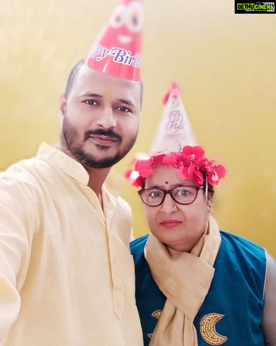 Akanksha Awasthi Instagram - Happy Birthday mumma 💐😇🙏🎉🎂❤