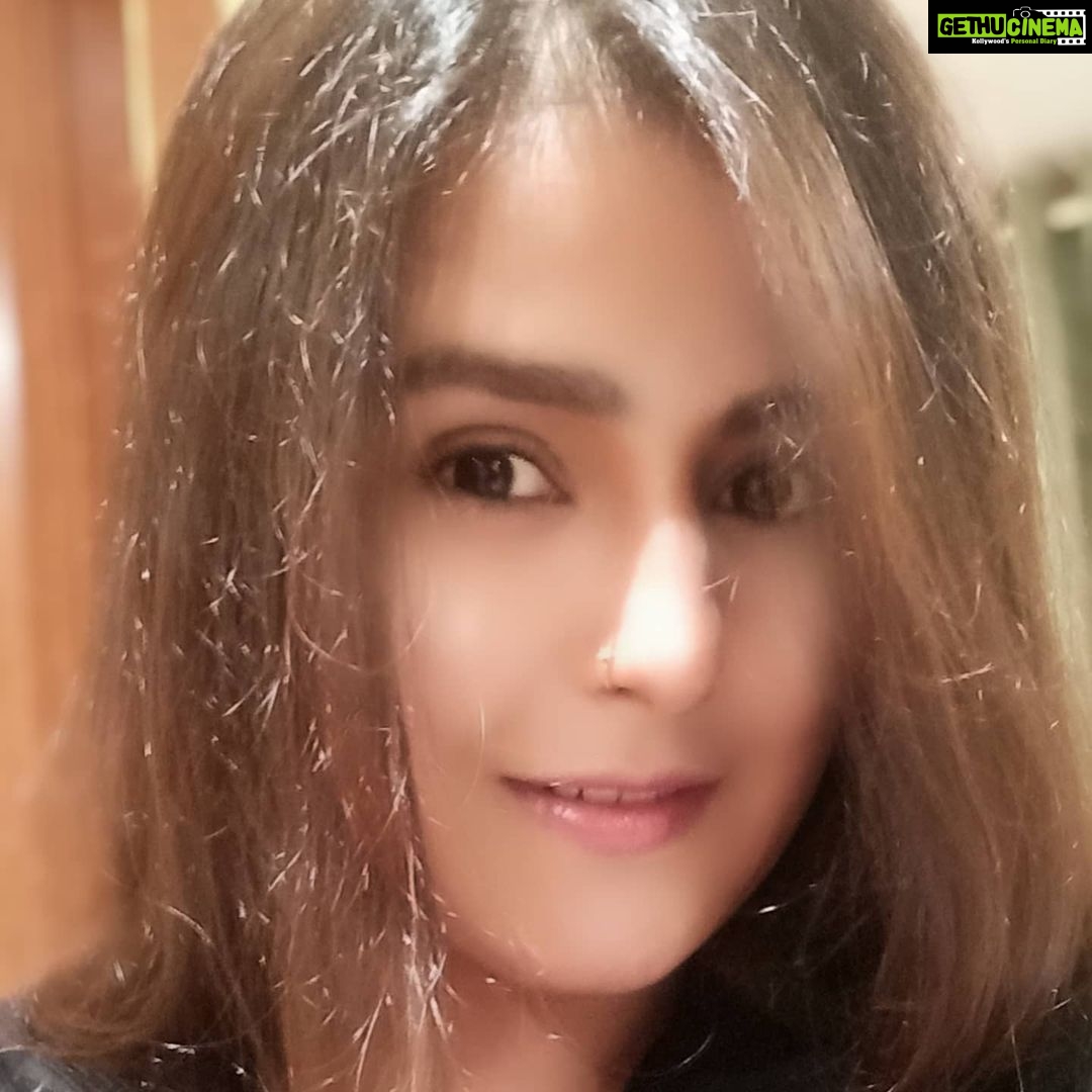 Akanksha Awasthi Instagram - I'm trying out the 'no-makeup-makeup-but-really-no-makeup' look😇💐 #trending #actor #beinghuman #lifestyle#softtouch #beingsalmankhan #lipstik #roselips #beautiy #makeup #nomakeup #eyeshadow #artist #instagram #trending #love #loveyourself #bollywood #boldlips #bold #mumbai #music #My #life #lifestyle #animallovers #soft #skin #shinebright #hair #haircolor #naturalhair