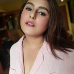 Akanksha Awasthi Instagram - "Give them a reason to stare" #lipstik #roselips #beautiy #makeup #eyeshadow #artist #instagram #trending #love #loveyourself #bollywood #boldlips #bold #mumbai #music #My #life #lifestyle #animallovers