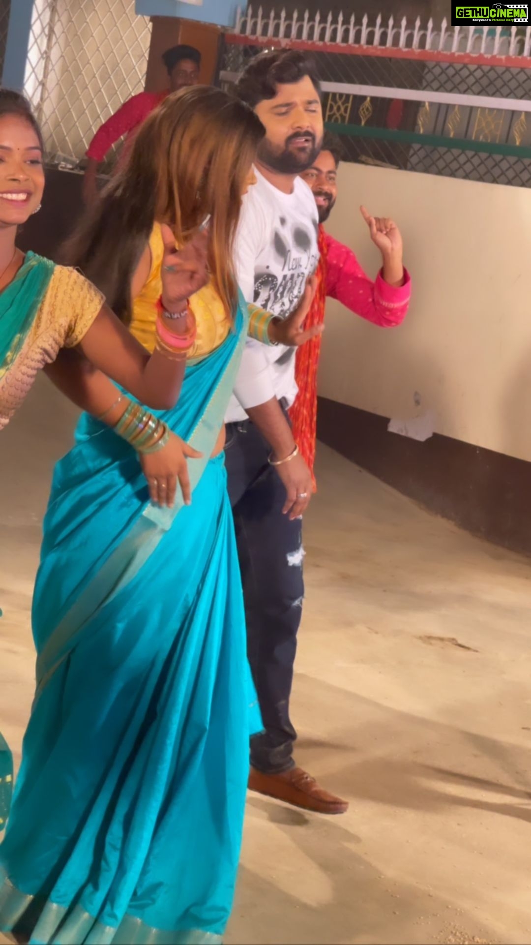 Akanksha Dubey Instagram - Desi desi hota hai @samarsinghh #akankshadubey