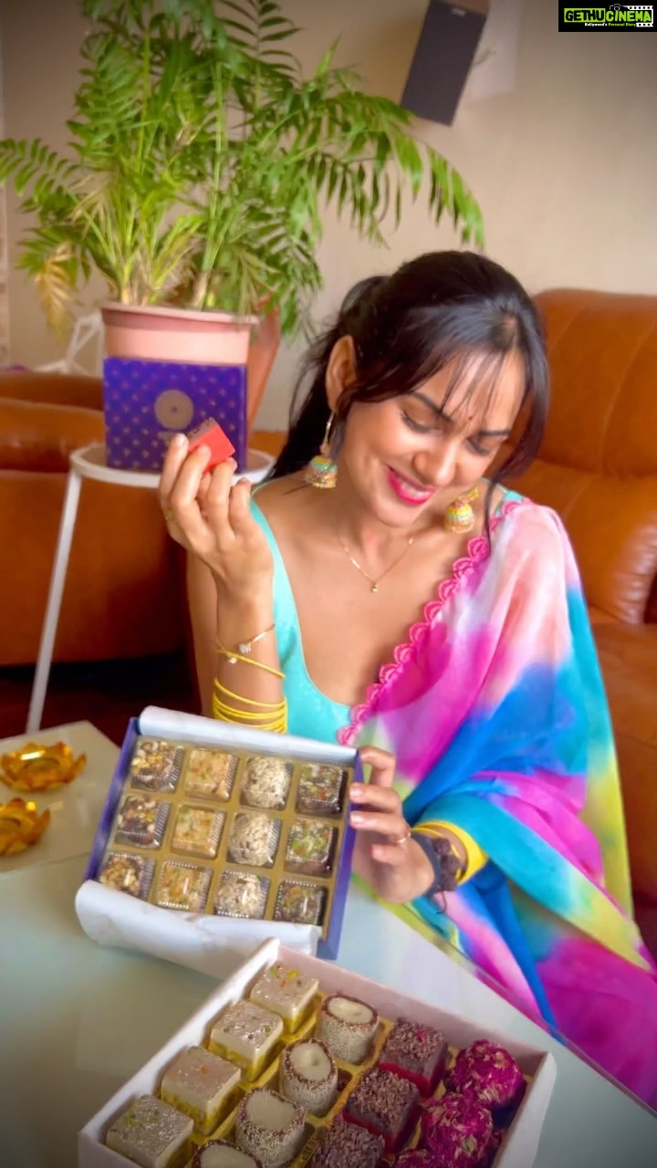 Akansha Chamola Instagram - Meethe se Judi hai aapki bacchpan ki yaadien ... Bacchpane waala MEETHA …. #diwalispecial #meethamemoments . . .. . . . . . . . . . . . . . . . . . . . . . . #trendingreels #trendingsongs #meetha #diwali #diwalivibes✨ #sweets #mithai #diwalisweets #diwali #samosa #khastakachori #indianfood #desi #saree #sareefashion #instadaily