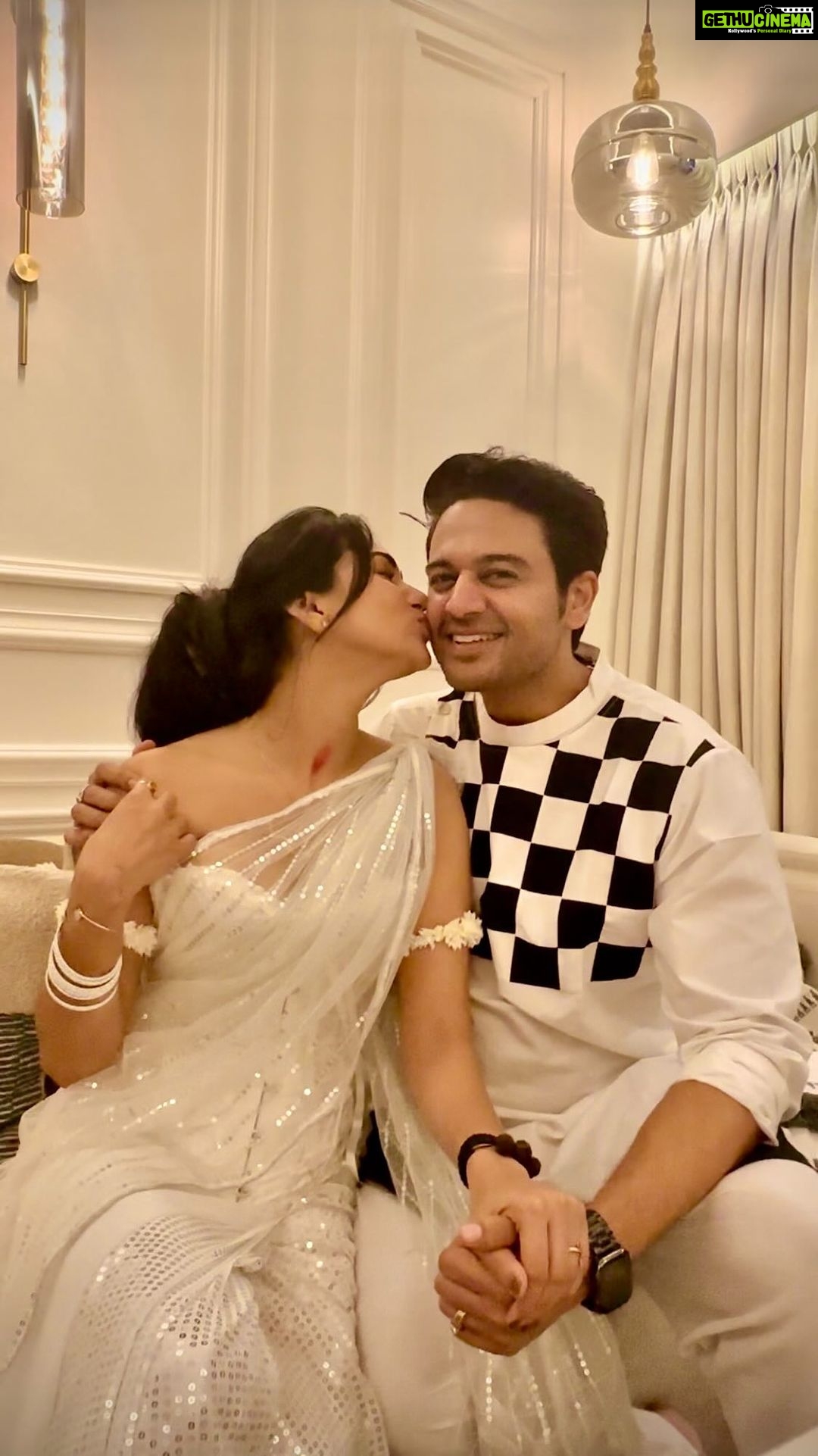 Akansha Chamola Instagram - Diwali: Where the only DRAma is in the outfits and the Women wearing the Outfits 🤪 . . . . . . . . . . . . . . . . . . . . . #happydiwali #diwalireels #funnyvideos #funnycouples #couplegoals #comedy #kisses #desi #desifashion #desilook