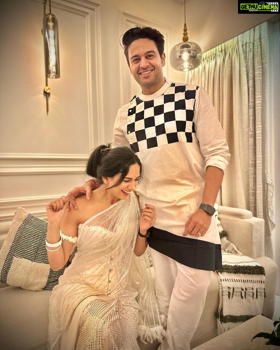 Akansha Chamola Instagram - On my count, everybody say, "Awwweeee.."😳😳😳🤭🤭🤭 🪔🪔🪔दिवाली की शुभकामनाएँ 🪔🪔🪔 . . . . . . . . . . . . . . . #diwali #diwalivibes✨ #happydiwali #couplegoals #couplestyle #stylegram #couplestyle #marriedlife #married #desifashion #saree #sareefashion #sareeindia #indian #desi #sareestyle #glitter #glowup #instagood #instalike #instafashion #diwalilook #lookbook #couplefashion #instacute #instalove #happyfaces