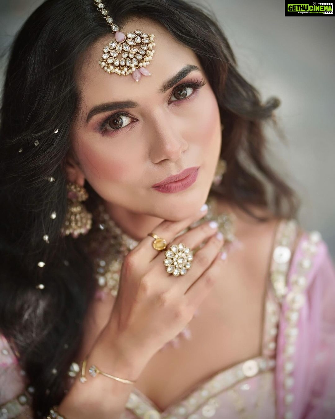 Akansha Chamola Instagram - Sunny side up π€© Makeup & Hairstyle π πββοΈ @nikksmakeupartist πΈ π₯ Videographer @vipul.s.gautam Stylist @nikksmua Outfit π @__cccreation Accessories π @silverqueenj #reelsindia #bollywood #trendingreels #bridalmakeup #bridalwear #indianbride #lehengacholi #glammakeup #glowup #makeuplook #hairstyles #instafashion #instahair #instamakeup #reelitfeelit #desifashion