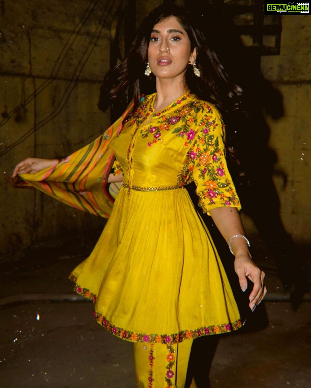 Akasa Instagram - sending you diwali love, the feeling of bright lights, the sugar rush from all the katlis and the warm gooey feeling of being surrounded by people you love 🌼 • • wearing @shraddharambhia_official earrings @meraki.mumbai HMU: @shibu_shimmer styled by @styledbysujata photos @mnvlade @themediatronic • • • • • • • • • • • #akasa #akasasingh #akasasing #akasakebesties #akasians #trending #love #fyp #explore #fashion #ootd #femininegoddess #trendingreels #naagin #shringaar #biggboss #thick #punjaban #trendingsongs #travel #chamak