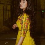 Akasa Instagram - sending you diwali love, the feeling of bright lights, the sugar rush from all the katlis and the warm gooey feeling of being surrounded by people you love 🌼 • • wearing @shraddharambhia_official earrings @meraki.mumbai HMU: @shibu_shimmer styled by @styledbysujata photos @mnvlade @themediatronic • • • • • • • • • • • #akasa #akasasingh #akasasing #akasakebesties #akasians #trending #love #fyp #explore #fashion #ootd #femininegoddess #trendingreels #naagin #shringaar #biggboss #thick #punjaban #trendingsongs #travel #chamak