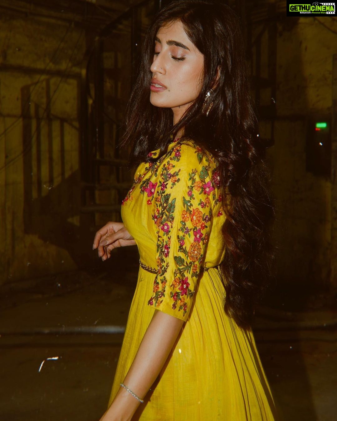Akasa Instagram - sending you diwali love, the feeling of bright lights, the sugar rush from all the katlis and the warm gooey feeling of being surrounded by people you love 🌼 • • wearing @shraddharambhia_official earrings @meraki.mumbai HMU: @shibu_shimmer styled by @styledbysujata photos @mnvlade @themediatronic • • • • • • • • • • • #akasa #akasasingh #akasasing #akasakebesties #akasians #trending #love #fyp #explore #fashion #ootd #femininegoddess #trendingreels #naagin #shringaar #biggboss #thick #punjaban #trendingsongs #travel #chamak