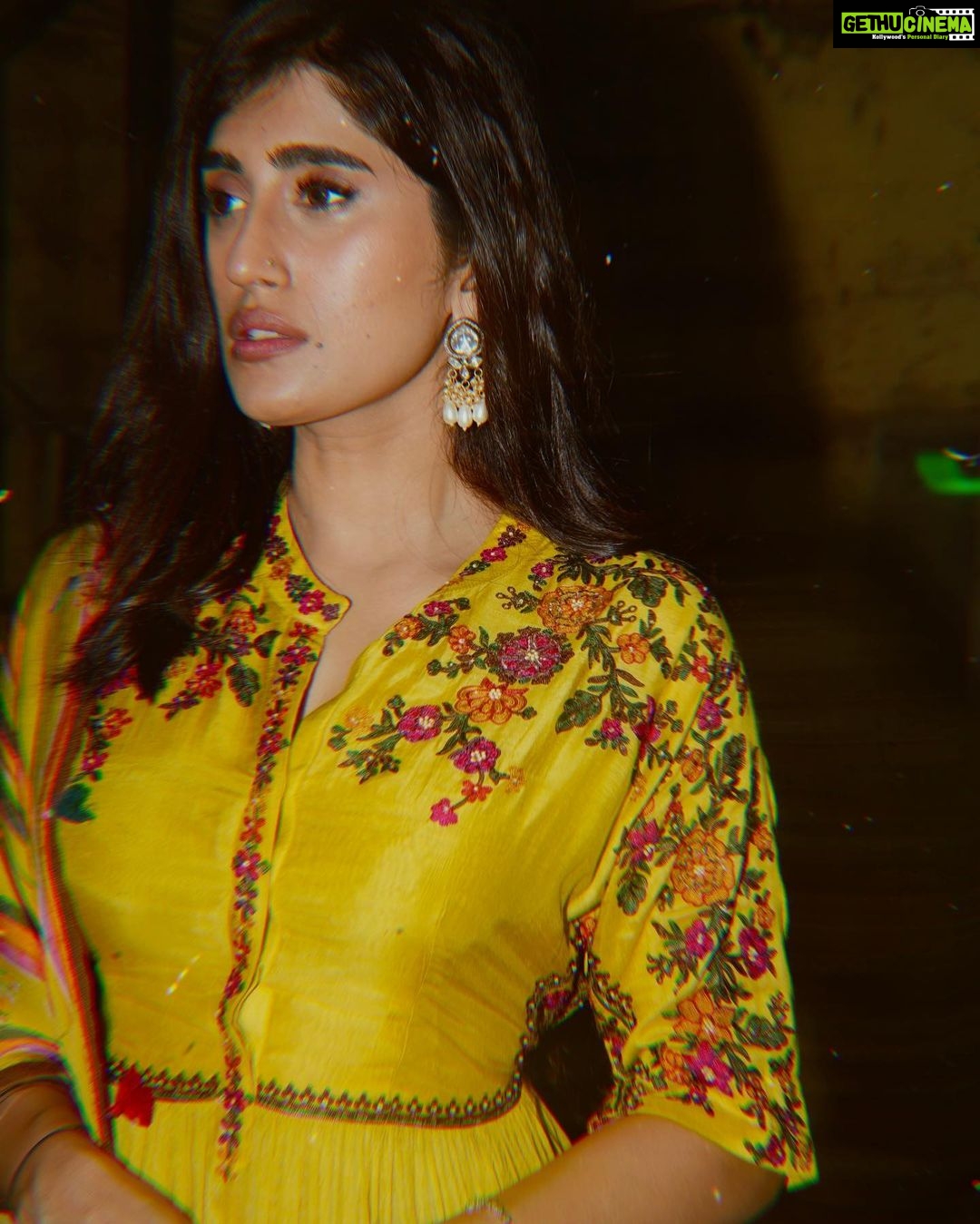 Akasa Instagram - sending you diwali love, the feeling of bright lights, the sugar rush from all the katlis and the warm gooey feeling of being surrounded by people you love 🌼 • • wearing @shraddharambhia_official earrings @meraki.mumbai HMU: @shibu_shimmer styled by @styledbysujata photos @mnvlade @themediatronic • • • • • • • • • • • #akasa #akasasingh #akasasing #akasakebesties #akasians #trending #love #fyp #explore #fashion #ootd #femininegoddess #trendingreels #naagin #shringaar #biggboss #thick #punjaban #trendingsongs #travel #chamak