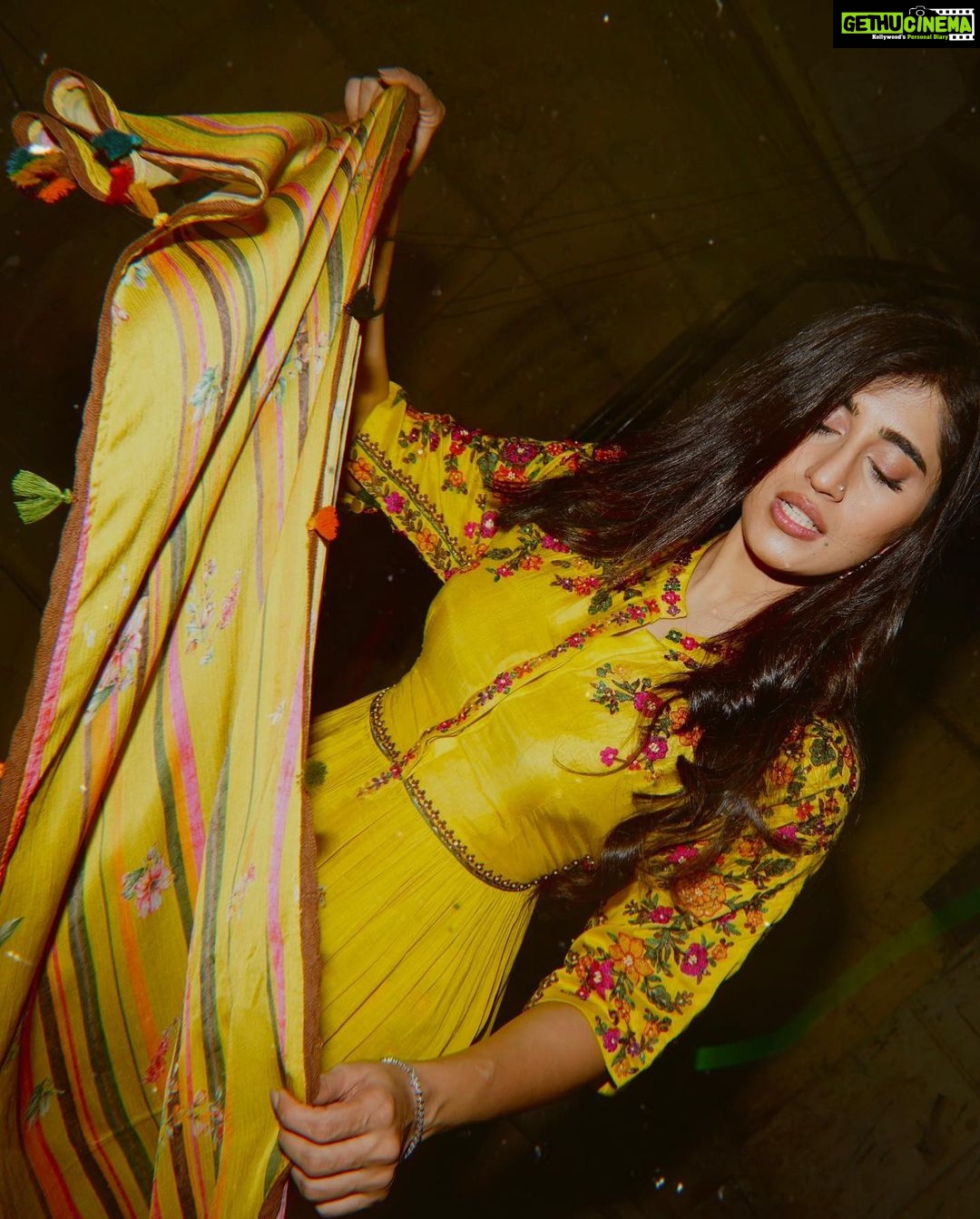 Akasa Instagram - sending you diwali love, the feeling of bright lights, the sugar rush from all the katlis and the warm gooey feeling of being surrounded by people you love 🌼 • • wearing @shraddharambhia_official earrings @meraki.mumbai HMU: @shibu_shimmer styled by @styledbysujata photos @mnvlade @themediatronic • • • • • • • • • • • #akasa #akasasingh #akasasing #akasakebesties #akasians #trending #love #fyp #explore #fashion #ootd #femininegoddess #trendingreels #naagin #shringaar #biggboss #thick #punjaban #trendingsongs #travel #chamak