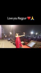 Akshara Singh Instagram - एहसान मेरे दिल पे तुम्हारा है दोस्तों ,ये दिल तुम्हारे प्यार का मारा है दोस्तों ♥️🌸🤗😘

जितना शुक्रियादा करूँ उतना कम है आपके अपार प्यार के लिए , एक बार फिर से बहुत बहुत आभार आदरणीय सर @gadkari.nitin जी का नागपुर बुलाने के लिए इतने बड़े मंच पर अथाह प्यार और सम्मान दिलाने और देने के लिए 🙏

और ख़ास तौर पर मंच पर मेरा साथ दे रहे रॉकस्टार मेरा bro @kunalpanditkp का शुक्रिया और पूरी टीम म्यूजिशियन और मेरे मैनेजर @shekharsingh.1 जिन्होंने मेरे इस शो को सफल बनाने में बहुत मदद की ❤️🌸😘🙏

#aksharasingh #papathisisforyou 🙏🤗