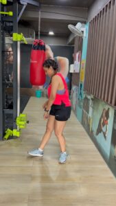 Akshara Singh Instagram - Workout ke baad swag to banta hai Aur upar se yo yo ka gaana baj raha ho to swag ki Kya baat Karen 🔥🫶🏻💪

Just enjoying my happy zone ♥️

#aksharasingh #lfl #instagood
