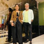 Akshara Singh Instagram - Daring to dekho aaj phir papa ki shirt aur pant chori karke unke style me khadi main 😎🧡😜 . . . . . . Posing with my rockstar papa 🤟🏻 @indrajit4895 #aksharasingh