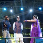 Akshara Singh Instagram - From watching this song on tv till singing it with you 🫶🙏 is amazing feeling...... beautiful night to remember ❤️🤗 Thankyou sir @abhishek_as_it_is @suniel.shetty Love you jaunpur for the love ❤️🔥 #aksharasingh #ganpatiutsav #jaunpur #sunilshetty #fitnessfreak #lfl #love #blessed #grateful